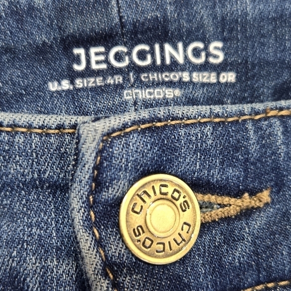 Chico's Secret Stretch Floral Embroidered Jeggings Medium Wash Boho Romantic - Picture 9 of 11